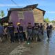 Bahu Membahu, Brimob Pindahkan Rumah Terseret Banjir yang Melintang di Jalan Nasional Tamiang–Langsa