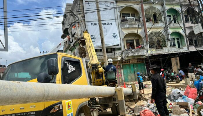 Personel Brimob Kawal Penormalan Listrik di Aceh Tamiang