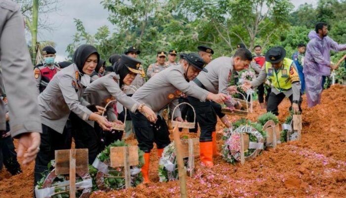 Penuh Duka dan Penghormatan, Polda Sumbar Antar 24 Korban Bencana ke Peristirahatan Terakhir