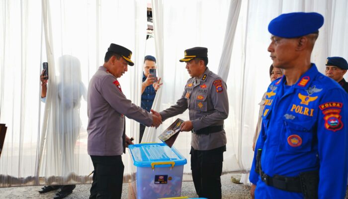 Wujud Empati, Kapolri Beri Bantuan kepada Anggota Polri Korban Bencana di Sumbar