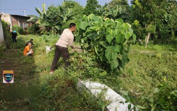 Antisipasi DBD di Musim Hujan, Bhabinkamtibmas Desa Luar dan Warga Dusun Stober Kompak Gotong Royong