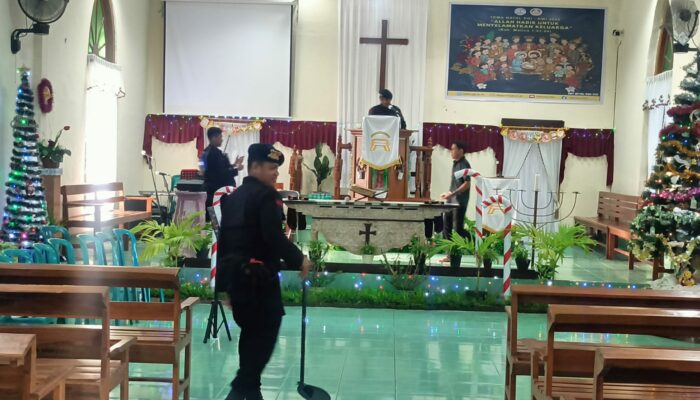 Polres Bima Kota Bersama Subden 4 Den Gegana Sat Brimobda NTB Laksanakan Sterilisasi Gereja Jelang Ibadah Natal