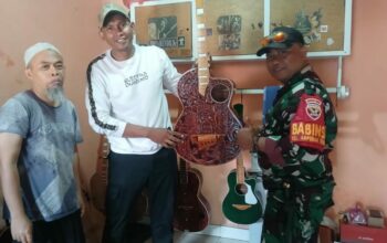 Gitar Akustik Rumahan Ampenan Diminati Turis Mancanegara
