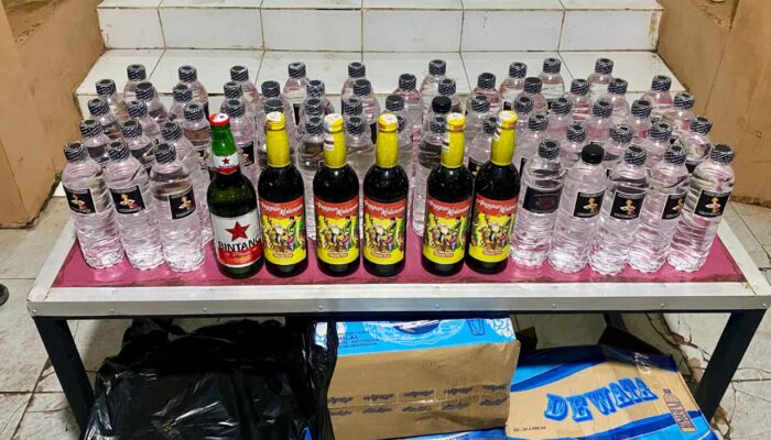 Tim Opsnal Polsek Rasanae Barat Gagalkan Peredaran Puluhan Botol Miras Jelang Pergantian Tahun