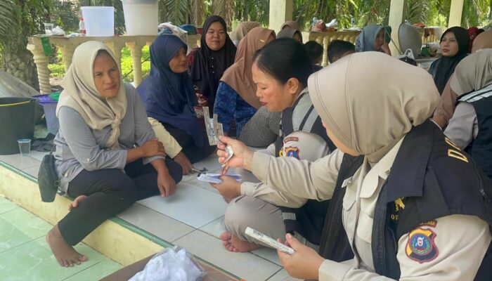 POLRI HADIR MELALUI DOKKES POLRES LANGKAT MELAKSANAKAN BAKTI KESEHATAN KEPADA KEPADA MASYARAKAT DESA HARAPAN MAKMUR