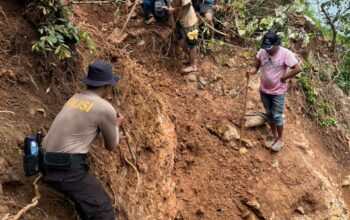 Polres Loteng Bersama Tim Gabungan Tertibkan Galian Bekas Tambang Ilegal di Gunung Dundang.
