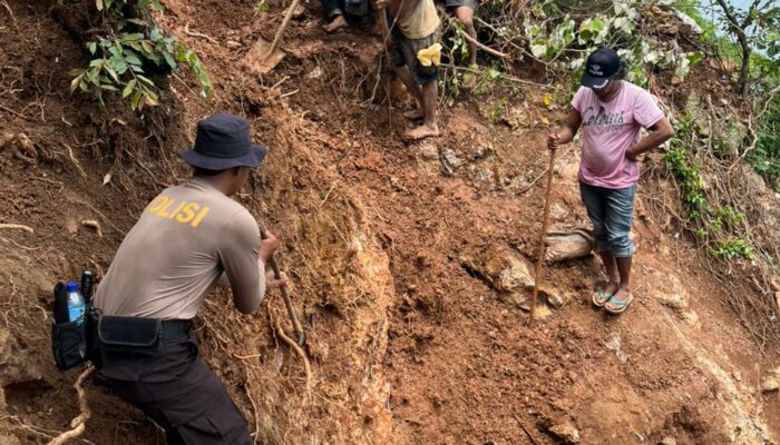 Polres Loteng Bersama Tim Gabungan Tertibkan Galian Bekas Tambang Ilegal di Gunung Dundang.