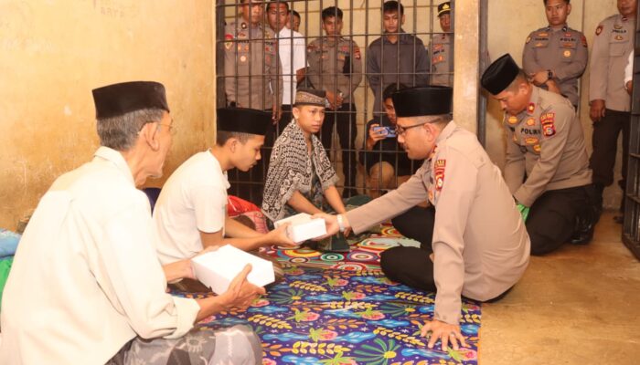 Kapolres Loteng Berbagi Makanan dengan Para Tahanan di Momen Tahun Baru 2026. ‎