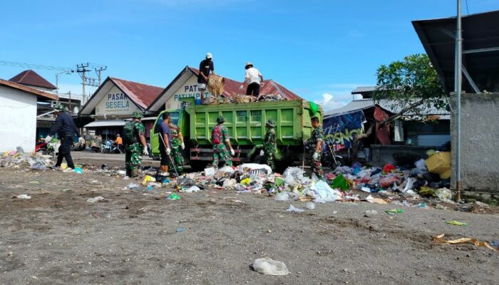 Sinergi TNI dan Warga Atasi Sampah Pasar Sesela