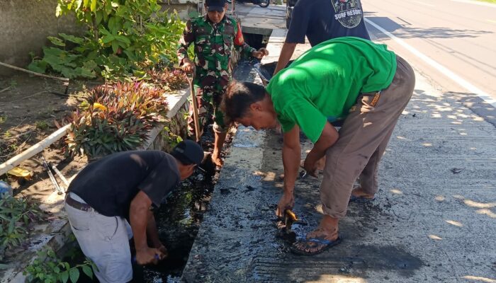 Babinsa dan Warga Segara Katon Bersatu Bersihkan Selokan