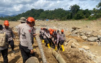 Pemulihan Akses Warga, Brimob Jambi Bangun Jembatan Darurat Antar Desa Kampung Tengah Timur dan Padang Landua