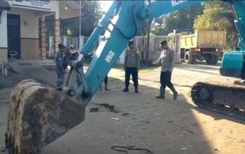 Bantuan Alat Berat Kapolri Dukung Pembersihan Lumpur Pasca Banjir di Pidie