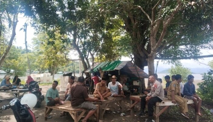 Laksanakan Jumat Curhat, Kanit Binmas Polsek Asakota Ajak Warga Songgela Jaga Kamtibmas