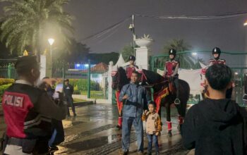 Polisi Berkuda Polsatwa Patroli di Monas, Warga Antusias hingga Foto Bareng