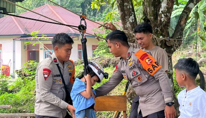 Trauma Healing Polri Hadirkan Flying Fox untuk Kembalikan Senyum Anak-Anak Terdampak Bencana di Kayu Pasak
