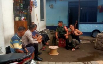 Babinsa dan Polisi Ajak Warga Peteluan Indah Cegah Banjir