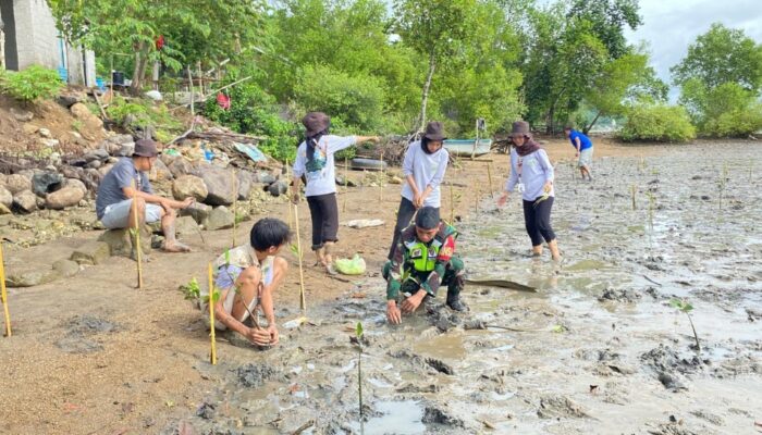 Aksi Nyata Babinsa–Mahasiswa Lestarikan Pesisir Sekotong
