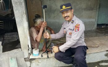 Polres Lombok Barat Bagikan Alat Bantu Jalan untuk Lansia