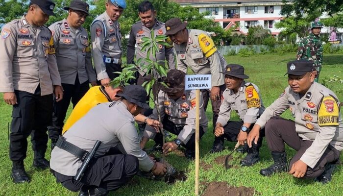 HUT Sumbawa Ke-67, Polres Sumbawa Terjun Langsung Hijaukan Taman Unter Katimis