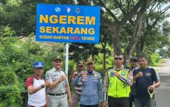 Sat Lantas Polres Dompu Amankan Kegiatan Masyarakat dan Pasang Papan Imbauan Kamseltibcarlantas