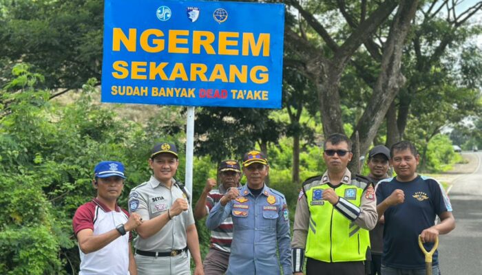 Sat Lantas Polres Dompu Amankan Kegiatan Masyarakat dan Pasang Papan Imbauan Kamseltibcarlantas