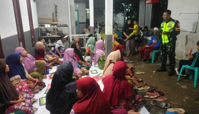 Babinsa Jempong Baru Dampingi Warga Belajar Baca Tulis