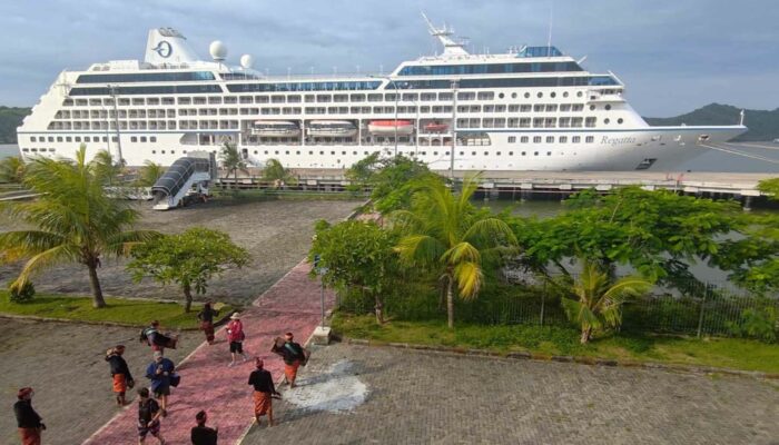 MS Regatta Sandar di Gili Mas, Ratusan Turis Asing Eksplor Lombok
