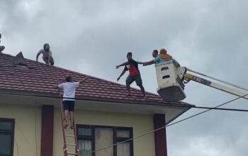 Aksi Heroik di Polres Bima Kota, Kapolres Bima Kota Berhasil Persuasif Seorang Pria Turun dari Atap