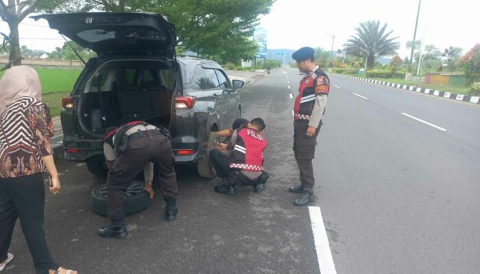Mobil Pecah Ban di Jalur Cepat, Polisi Lombok Barat Sigap Beri Bantuan