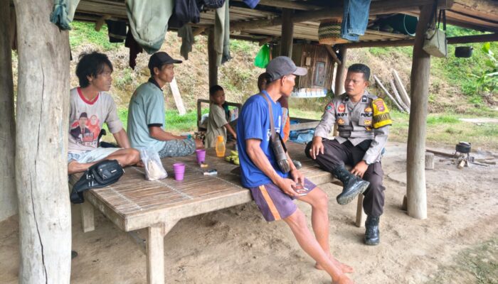 Bhabinkamtibmas Desa Kalimantong Sosialisasikan Bahaya TPPO kepada Masyarakat