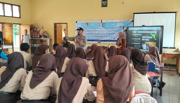 Kanit Binmas Polsek Seteluk Laksanakan Sosialisasi Bahaya Narkoba dan Tertib Berlalu Lintas di SMPN 1 Seteluk