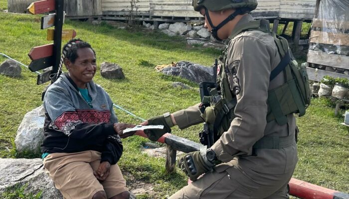 Sentuhan Kemanusiaan di Pos Sinak: Brimob Hadir Menjaga Kesehatan dan Harapan Warga