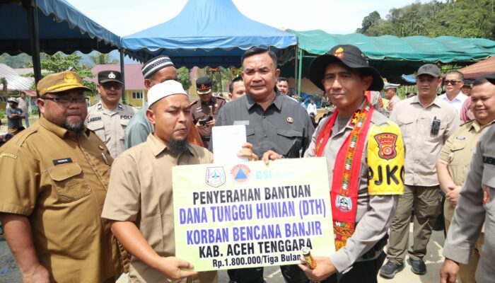 Kapolda Aceh Serahkan 300 Kasur dan Dana Tunggu Hunian untuk Korban Bencana di Ketambe