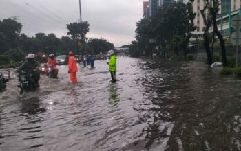 Banjir Rendam Sejumlah Ruas Jalan Jakarta, Brimob–Lantas–Polair PMJ Bergerak Cepat, Polri Siagakan 128.247 Personel Secara Nasional
