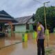 Belasan Rumah Terdampak Banjir, Personel Polsek Tambora Sigap Bantu Warga Yang Terdampak