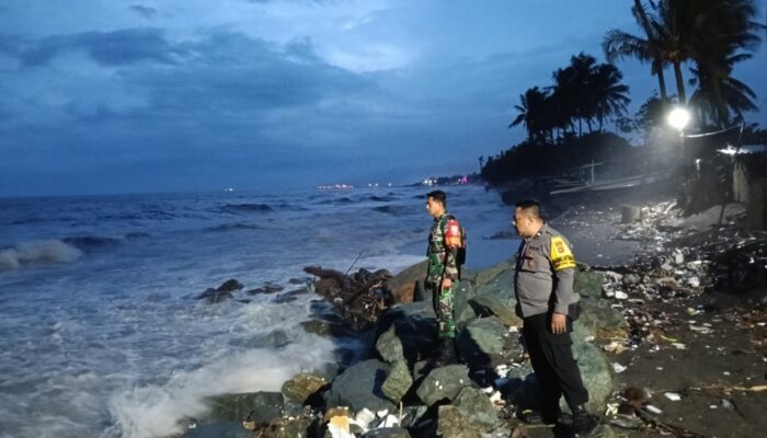 Babinsa dan Bhabinkamtibmas Waspadai Gelombang Tinggi Pantai Gading