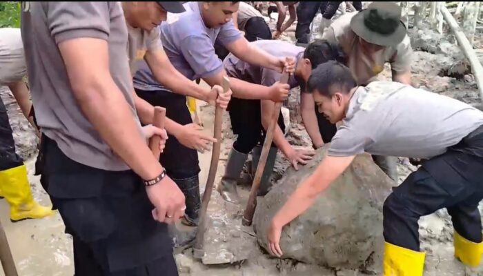 Di Tengah Lumpur dan Harapan, Polri Bersama Warga Buka Akses Jalan Kampung Setie Pascabencana