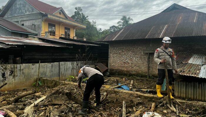 Tim SAR Brimob BKO Polda Sumbar Lakukan Pencarian Korban dan Salurkan Bantuan Banjir di Palembayan
