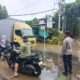 Polsek Kawasan Mandalika Datangi Lokasi Banjir Akibat Hujan Deras Disertai Angin Kencang. ‎