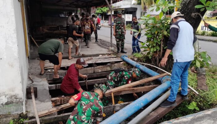 Sinergi TNI-Polri Bersihkan Kali Punia Mataram