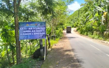 Jalan Amblas di Buwun Mas, Satlantas Polres Lobar Pasang Spanduk Imbauan
