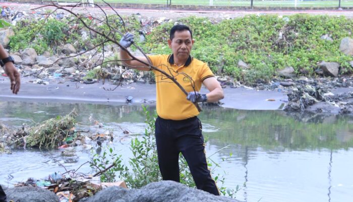 Dukung Program Presiden Prabowo, Polda NTB Gelar Aksi Bersih Disepanjang Pantai Sekarbela dan Ampenan