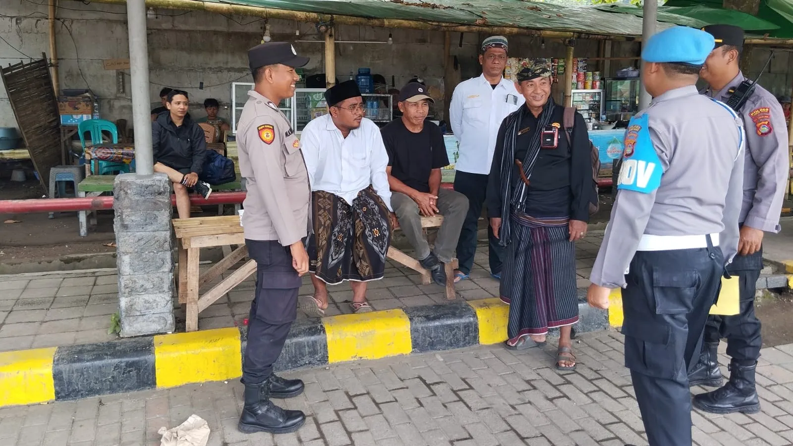 Polsek Kawasan Pelabuhan Lembar Gelar Patroli Dialogis Jaga Kondusivitas