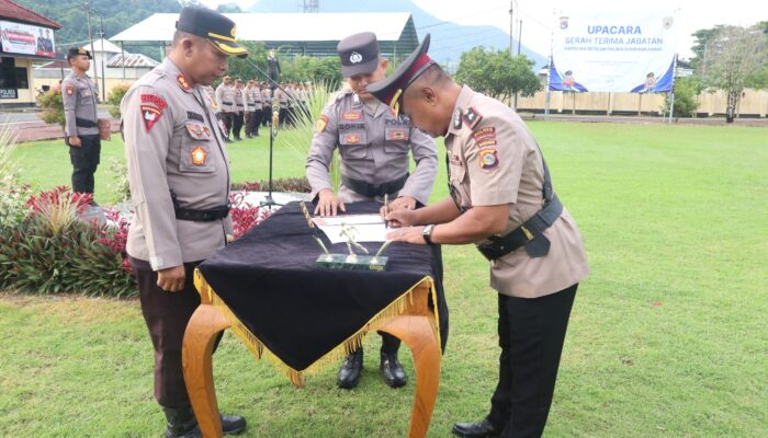 Kapolres Sumbawa Barat Pimpin Upacara Serah Terima Jabatan Kapolsek Seteluk