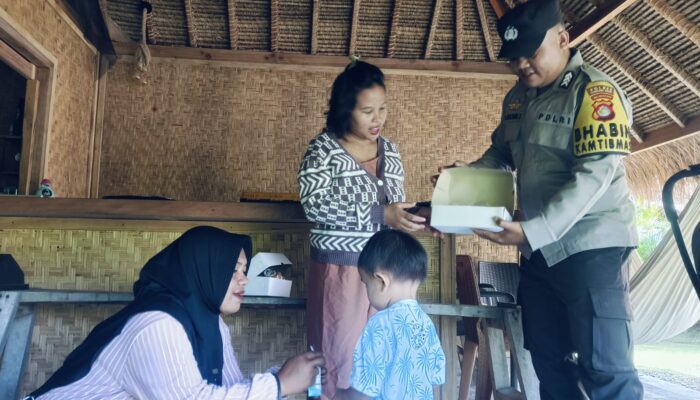 Bhabinkamtibmas Desa Sekongkang Bawah Dampingi Penyaluran Makanan Bergizi Gratis untuk Balita dan Ibu hamil
