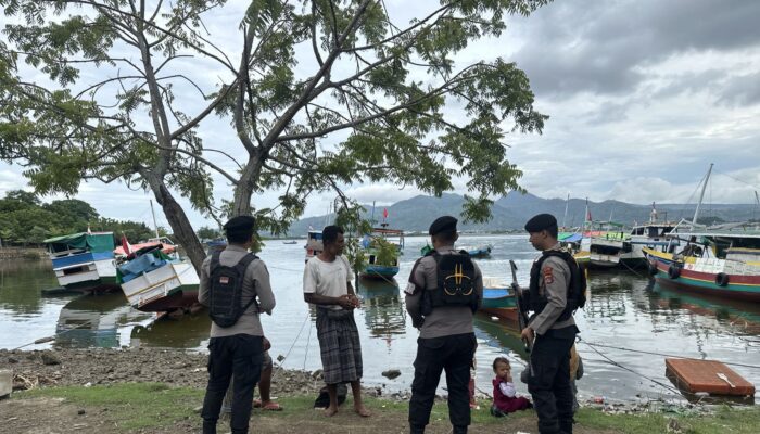 ‎ Sat Samapta Polres Bima Kota Laksanakan Patroli Dialogis dan Sambang Nelayan di Pantai Lawata dan Amahami