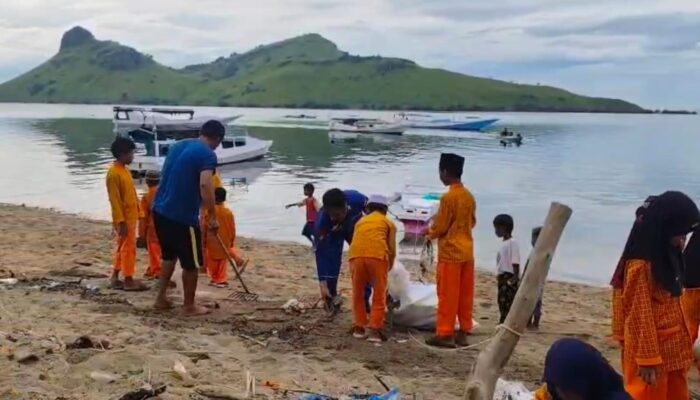 Kapal Polisi XXI-1001 Gelar Bersih Pantai Bersama Pelajar di Gili Tapan Sumbawa