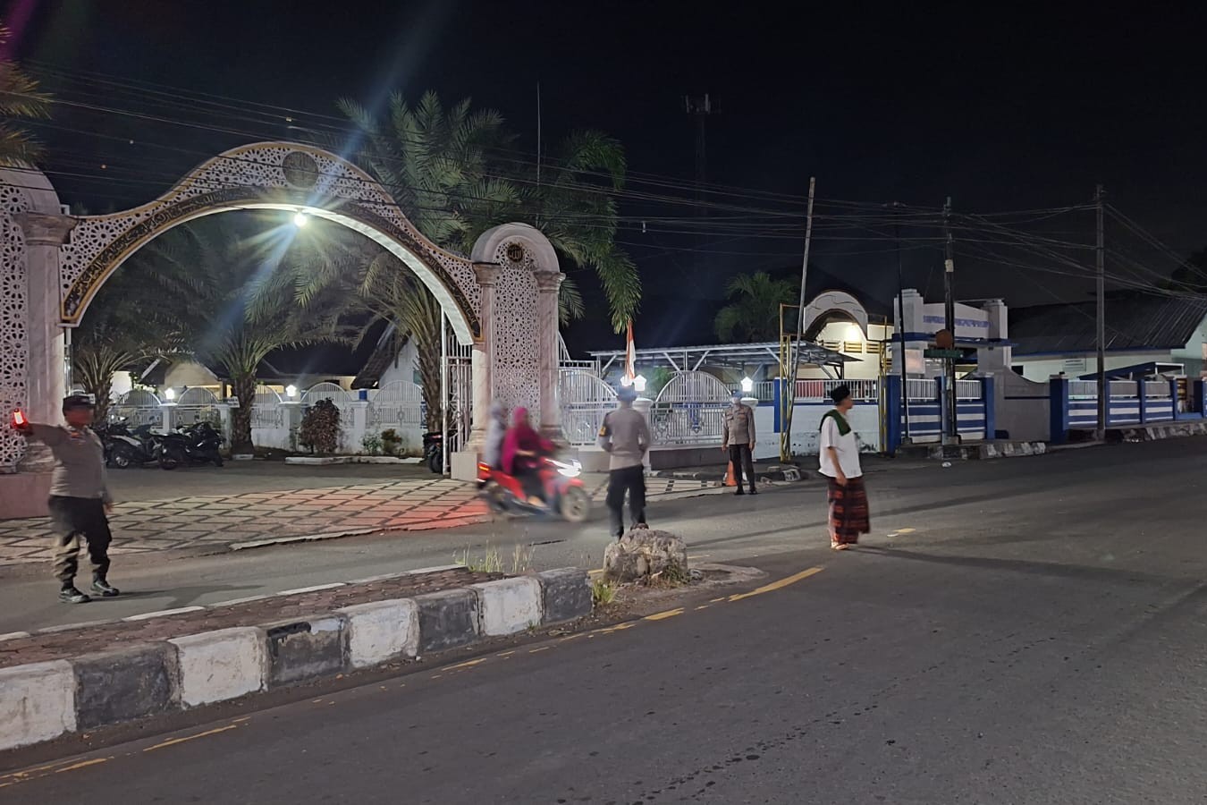 Lalu Lintas Lancar, Polsek Gerung Kawal Salat Tarawih