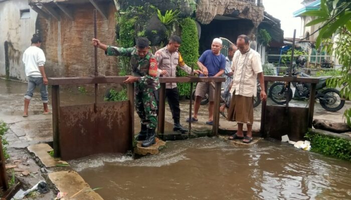 Hujan Deras Rendam Rumah Warga, Babinsa Sigap Bergerak