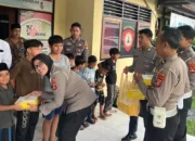 Wujudkan Kedekatan dengan Masyarakat, Polres Lombok Barat Beri Kejutan Manis untuk Anak-Anak Kuripan